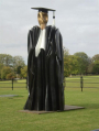 Вызывавшая споры скульптура принца Филиппа стоимостью 150 000 фунтов стерлингов будет вывезена из Кембриджа